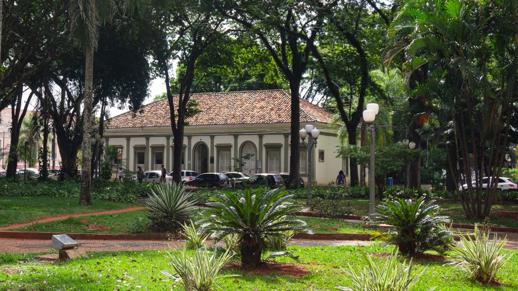 A building in Araras, SĂŁo Paulo, Brazil surrounded in palm trees.
