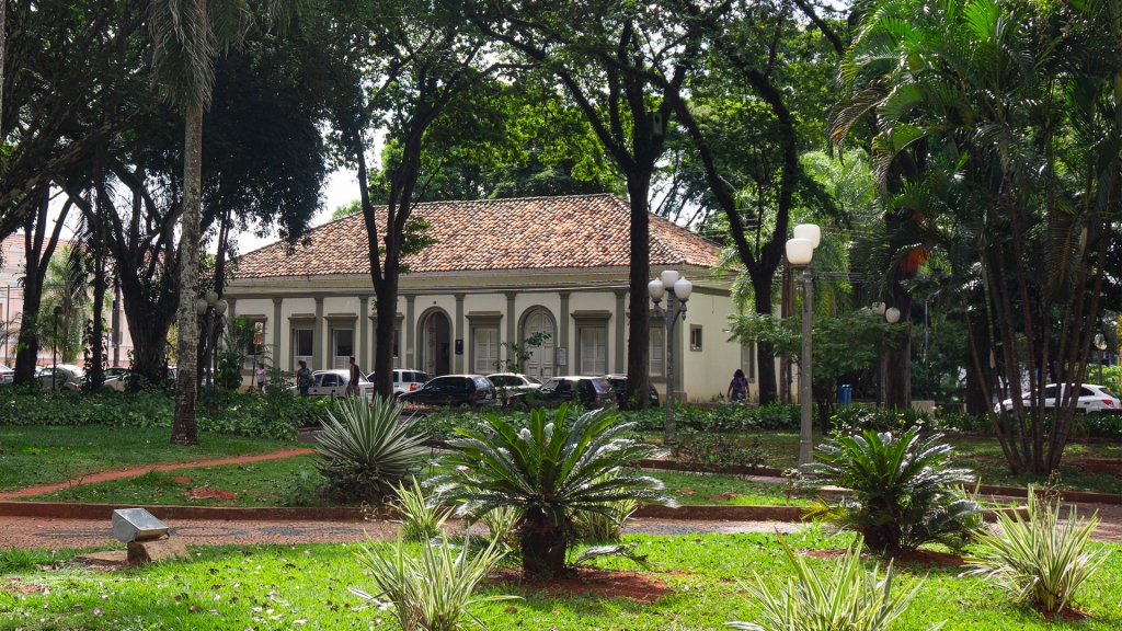 A building in Araras, São Paulo, Brazil surrounded in palm trees.